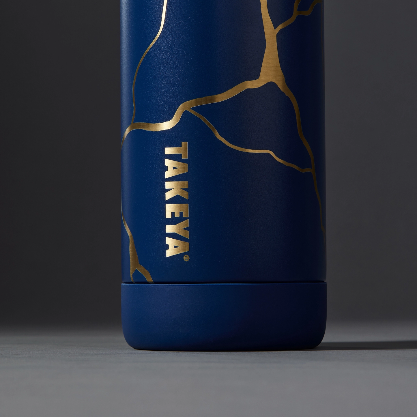 kintsugi-water-bottle-with-spout-lid-t8 51390-TK_HO25_Kintsugi_Takeya9241_Crop.png